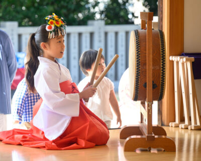 Shrine Mikos (maidens)