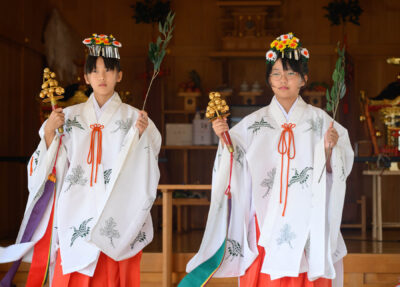 Shrine Mikos (maidens)